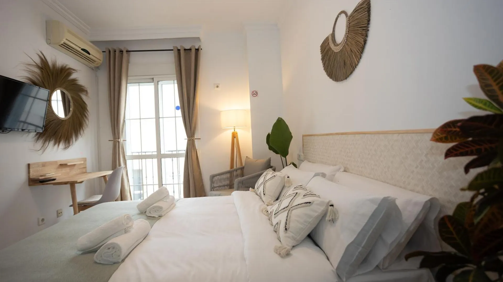Naim Guest House Nerja
